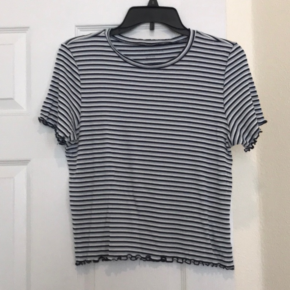 Top it’s gently used . Like new color os blue, light blue & white stripe